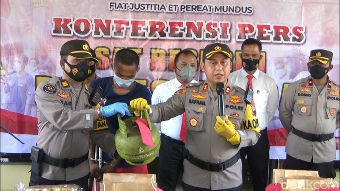 Rilis kasus pembunuhan ibu dan anak di Mapolres Kendal, Senin (17/5/2021). Pelaku ternyata menantu korban Muhayanah, Ari Rismawan.