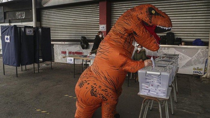 Saat Dinosaurus Ikut Sumbang Suara dalam Pemilihan di Chile Chile gelar pemilihan Konvensi Konstitusional akhir pekan lalu. Di tengah penyelenggaran pemilihan, seorang warga berkostum dinosaurus curi perhatian publik.