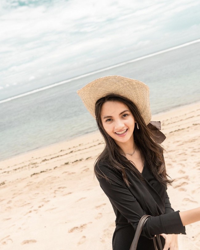 “A dream-come-true: I made it to MIT!” tulis Sabrina Anggraini di akun Instagramnya @sabrinaanggraini. Sabrina juga mengungkapkan dalam unggahannya di Instagram bahwa perjalanannya di bidang design and tech sudah berjalan selama bertahun-tahun. Dia pun mendirikan perusahaan yang menawarkan jasa desain dan pengembangan produk yaitu @natuno.lab. Foto: Dok. Instagram @sabrinaanggraini