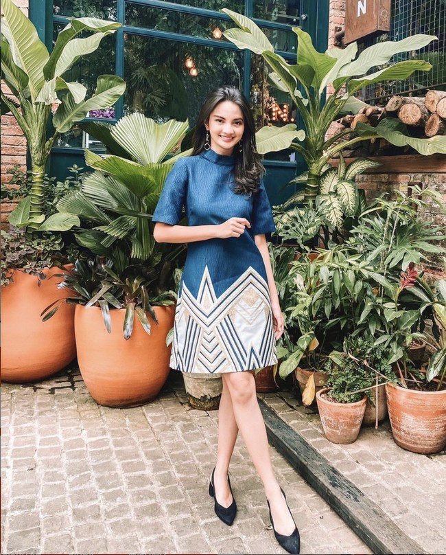 Sabrina Anggraini menjadi salah satu finalis Puteri Indonesia 2019 yang unik karena latar belakang pendidikan dan profesinya di bidang teknologi. Sabrina mengembangkan kemampuannya di bidang IT dalam kegunaan sosial dengan mendirikan sebuah komunitas bernama Kultara (Kultur Nusantara), yakni sebuah kegiatan traveling berbasis misi sosial. Foto: Dok. Instagram @sabrinaanggraini