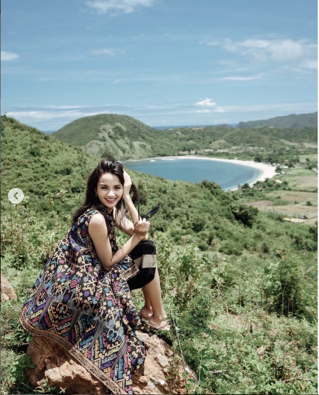 “Selamat @sabrinaanggraini yg baru aja diterima di MIT System Design and Management yg ditawarkan 2 fakultas sekaligus MIT School of Engineering dan MIT Sloan Business School!!!” tulis Belva yang mengungkapkan bahwa pacarnya Sabrina Anggraini mendapat dua penawaran sekaligus dari MIT yaitu untuk kuliah di fakultas  MIT School of Engineering dan MIT Sloan Business School. Foto: Dok. Instagram @sabrinaanggraini