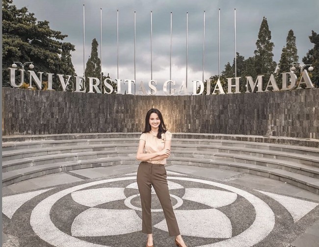 Sabrina merupakan sarjana lulusan Ilmu Komputer Universitas Gadjah Mada (UGM). Wanita 25 tahun itu sempat diremehkan dan mendapat cibiran saat memenangkan kompetisi teknologi di London. Foto: Dok. Instagram @sabrinaanggraini