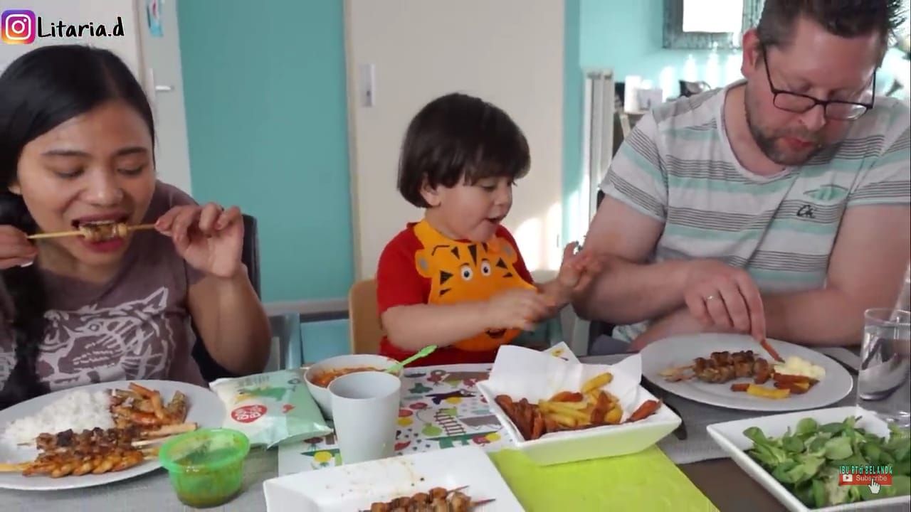 Rayakan Hari Ibu di Belanda, Keluarga Ini Masak Sate Taichan