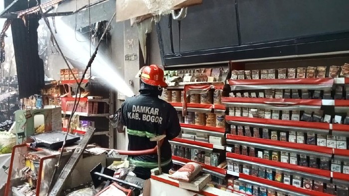 Sebuah minimarket di Bogor terbakar diduga konsleting listrik