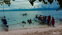 Antrian perahu katinting menuju pantai salur