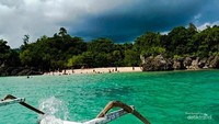 Pantai bambarano dilihat dari perahu