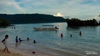 Maskot pantai bambarano karang yang menyerupai bentuk kapal