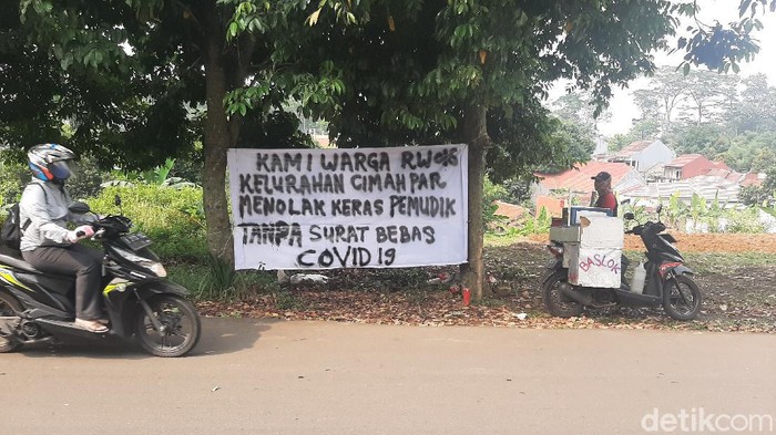 Spanduk tolak pemudik tanpa surat bebas COVID-19 di Bogor