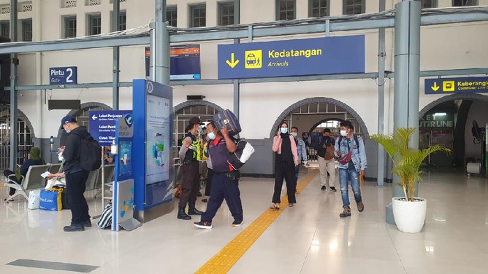 Situasi Stasiun Senen, Senin (17/5).