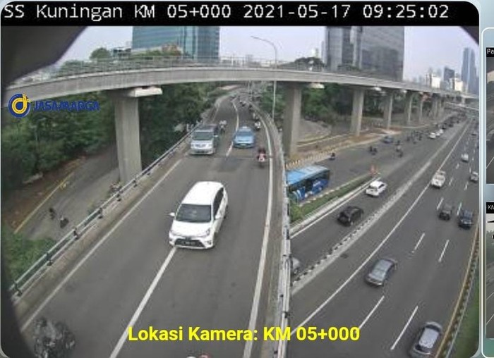 Suasana arus lalu lintas di Tol Dalam Kota, Senin (17/5/2021)