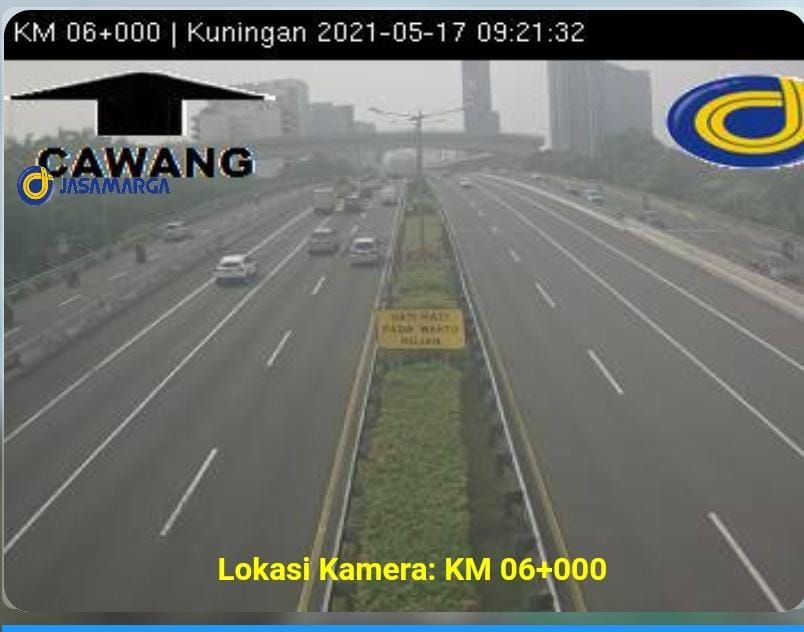 Suasana arus lalu lintas di Tol Dalam Kota, Senin (17/5/2021)