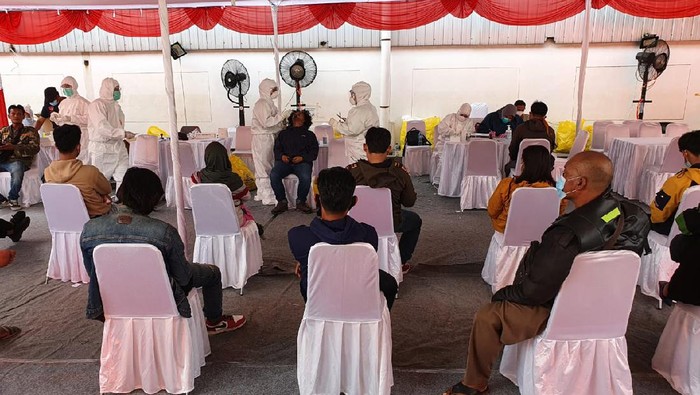 Suasana pos pemeriksaan tes antigen bagi para pemudik yang kena sekat saat arus balik (Isal-detikcom)
