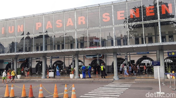 Suasana Stasiun Pasar Senen 17 Mei 2021
