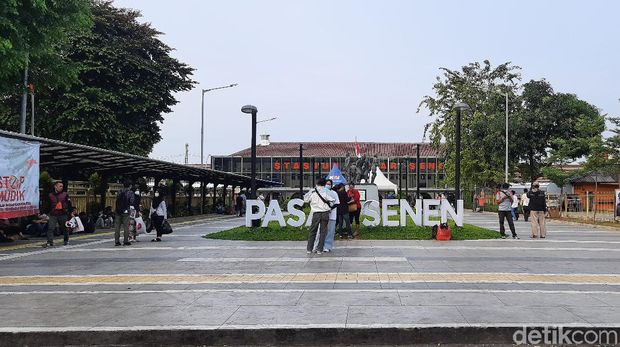 Suasana Stasiun Pasar Senen 17 Mei 2021