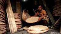 Saat dikunjungi tim detikcom, Senin (17/5/2021), salah seorang pedagang tampah bernama Cepi (42) mengatakan tampah dan kerajinan bambu lainnya yang dijual di sana berasal dari wilayah Sukabumi.  