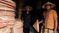 Tampah merupakan salah satu kerajinan yang kerap digunakan untuk peralatan dapur. Bisa juga sebagai wadah tumpeng untuk nasi kuning.