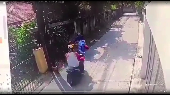 Tangkapan layar rekaman CCTV detik-detik ibu dijambret di Jagakarsa