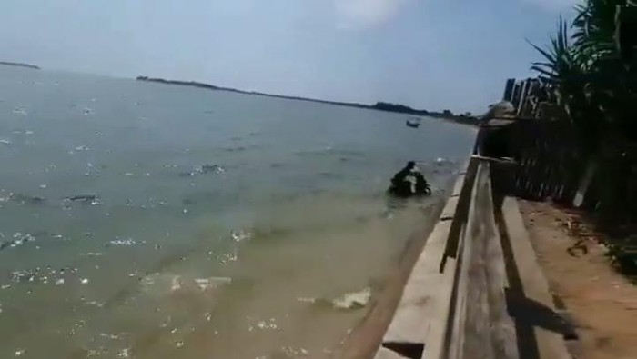 Tangkapan layar video pemotor nyemplung di pantai Jepara.