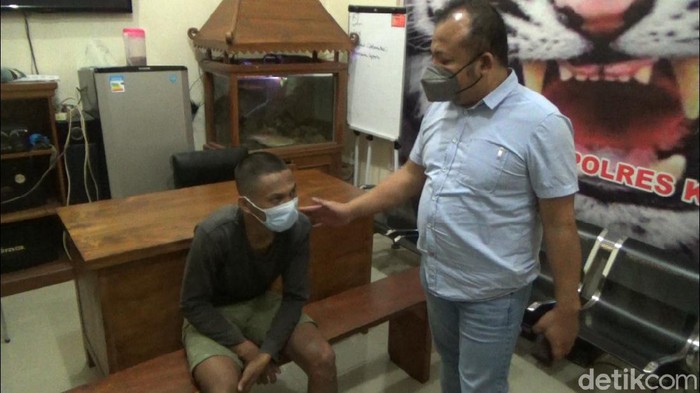Tersangka pembunuhan ibu dan anak di Kendal, Ari Rismawan (31) saat dimintai keterangan di Mapolres Kendal, Senin (17/5/2021).