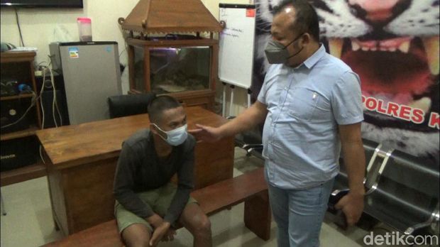 Tersangka pembunuhan ibu dan anak di Kendal, Ari Rismawan (31) saat dimintai keterangan di Mapolres Kendal, Senin (17/5/2021).