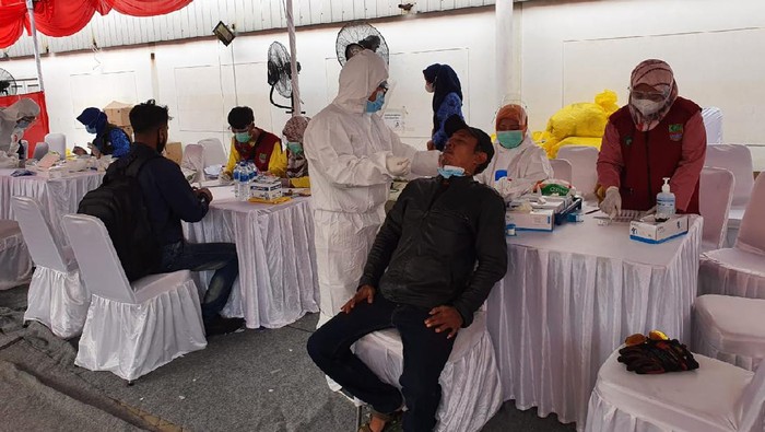 Tes antigen terhadap pemudik di pos perbatasan Kabupaten Bekasi
