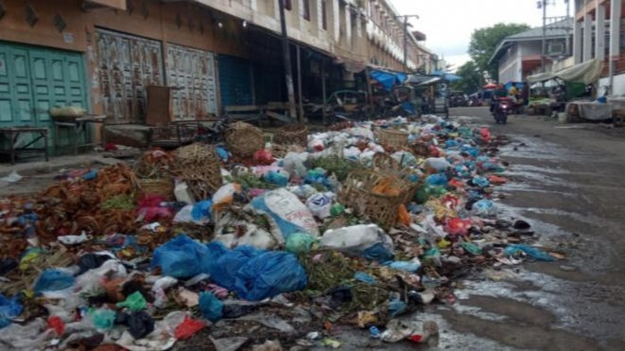Tumpukan sampah di Pasar Glugur, Rantauprapat, Labuhan Batu, Sumatera Utara.