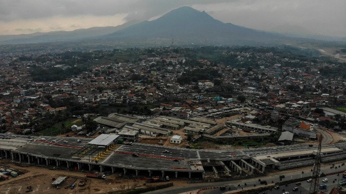 Foto udara kendaraan melintas saat uji coba lintasan proyek Simpang Susun Cileunyi, Kabupaten Bandung, Jawa Barat, Senin (17/5/2021). Jasa Marga melakukan uji coba lintasan proyek Simpang Susun Cileunyi yang nantinya akan menghubungkan Jalan Tol Purbaleunyi dan Jalan Tol Cisumdawu. ANTARA FOTO/Raisan Al Farisi/wsj.
