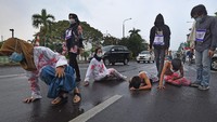 Aksi teatrikal ini sebagai bentuk protes akan kekejaman Israel terhadap warga Palestina yang hingga Senin (17/5/2021) sedikitnya 192 korban tewas akibat serangan udara Israel yang dilansir dari Al Jazeera. 58 di antaranya merupakan anak-anak dan 34 di antaranya merupakan perempuan. Korban terbaru, 42 warga Palestina menjadi korban gempuran udara Israel yang dilancarkan kemarin.