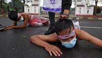 Mereka juga menyerukan pada warga dunia untuk bersatu melawan kesewenang-wenangan Israel dan menolong warga Palestina agar terbebas dari penindasan.