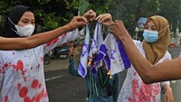 Para aktivis ini juga membakar replika Bendera Israel saat berunjuk rasa memprotes kekejaman Israel terhadap warga Palestina di Alun-alun Serang, Banten, Senin (17/5/2021).