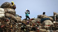 Volume sampah yang meningkat selama libur Lebaran menjadi rezeki bagi pemulung.