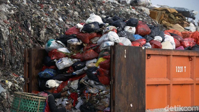 Usai Lebaran, TPST Bantargebang, Kota Bekasi, kembali bergeliat. Volume sampah yang meningkat selama libur Lebaran menjadi rezeki bagi pemulung.