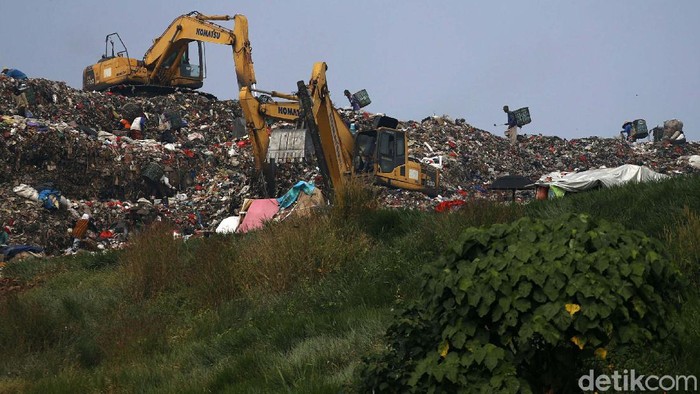 Usai Lebaran, TPST Bantargebang, Kota Bekasi, kembali bergeliat. Volume sampah yang meningkat selama libur Lebaran menjadi rezeki bagi pemulung.