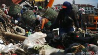 Para pemulung mencari sampah yang bisa diolah di TPST Bantargebang, Kota Bekasi, Senin (17/05/2021).
