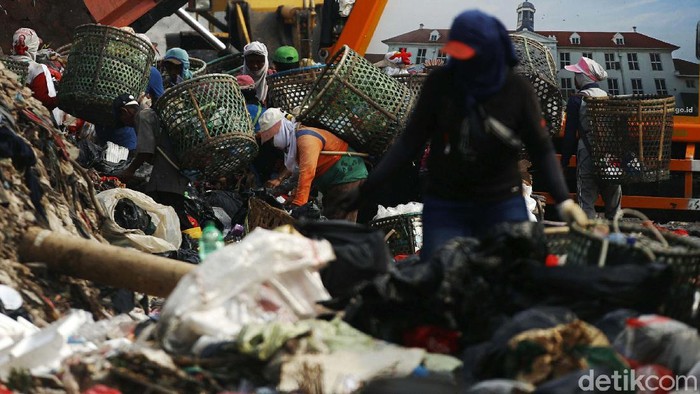 Usai Lebaran, TPST Bantargebang, Kota Bekasi, kembali bergeliat. Volume sampah yang meningkat selama libur Lebaran menjadi rezeki bagi pemulung.