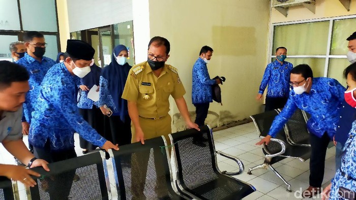 Wali Kota Makassar Danny Pomanto sidak ke Disdik Makassar (Ibnu Munsir/detikcom).