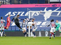 Dalam skor 1-1 di markas WBA, kiper Liverpool itu ikut maju ke depan dalam sebuah skenario sepak pojok timnya. (Foto: Getty Images/Pool)