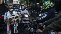 Komunitas tersebut diketahui berasal dari remaja masjid, karang taruna, pendaki muslim, hingga massa aksi yang telah selesai melakukan demonstrasi di Kedutaan Besar Amerika Serikat. 