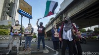Sejumlah komunitas melakukan aksi penggalangan dana di kawasan Karet, Jakarta, Selasa (18/5/2021).  