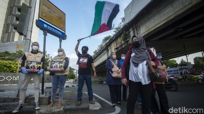 Aksi Galang Dana Untuk Palestina di Lampu Merah Sejumlah komunitas melakukan aksi penggalangan dana di kawasan Karet, Jakarta, Selasa (18/5/2021).