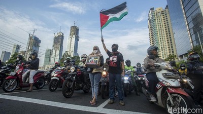 Aksi Galang Dana Untuk Palestina di Lampu Merah