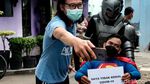 Aksi Superman Keliling Kampung Ingatkan Pemudik Tes Antigen
