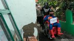 Aksi Superman Keliling Kampung Ingatkan Pemudik Tes Antigen
