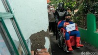 Mereka menyusuri gang mendatangi rumah warga yang baru saja tiba dari kampung halaman.  