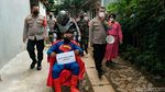 Aksi Superman Keliling Kampung Ingatkan Pemudik Tes Antigen