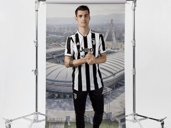Jersey kandang Juventus dirilis pada Selasa 18 Mei 2021 dengan motif vertikal warna hitam-putih, sama separti khas klub. Nuansa kostum terdapat motif bintang-bintang dan segi lima dari Walk of the Stars. (Foto: dok. Juventus)