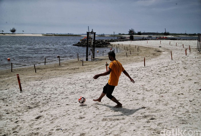 Ancol Perketat Prokes Usai Kembali Dibuka Kawasan rekreasi Taman Impian Jaya Ancol dibuka pada hari ini dengan menerapkan perketat protokol kesehatan.