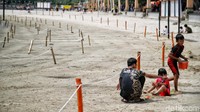 Di kawasan Pantai Ancol telah dipasang pagar pembatas dan larangan untuk mandi di air pantai.