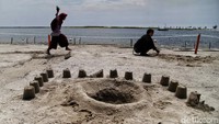 Tetapi jika main di pasir pantai masih boleh.