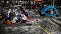 Selain itu di area lesehan tikar, telah diberikan batas garis kuning agar petugas jaga jarak dengan pengunjung lainnya.